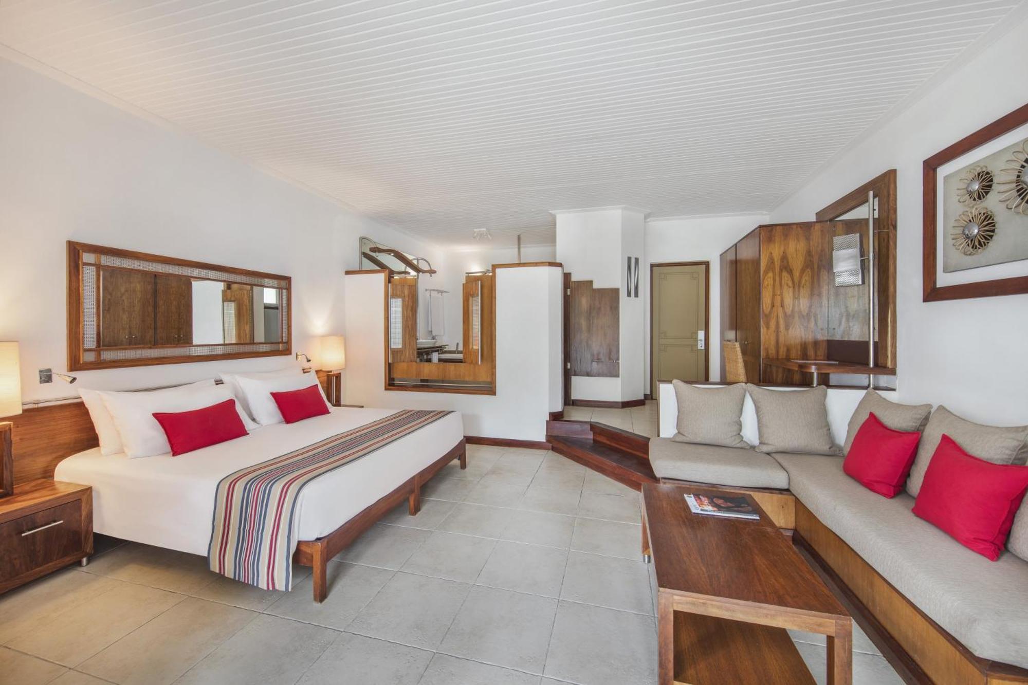 Shandrani Beachcomber & 4* Blue Bay